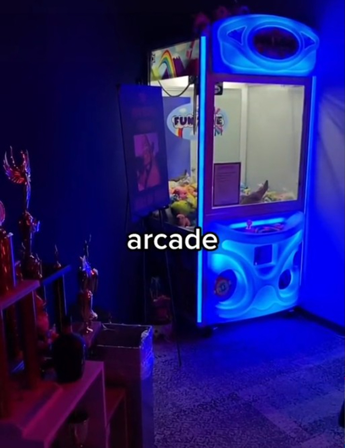 "It’s A Trick To Keep You At Work 24/7": Worker Tries To Flex With 'Cool Perks' Her Tech Company Provides, Doesn't Get Jealous Response She Expected "It’s A Trick To Keep You At Work 24/7": Worker Tries To Flex With 'Cool Perks' Her Tech Company Provides, Doesn't Get Jealous Response She Expected