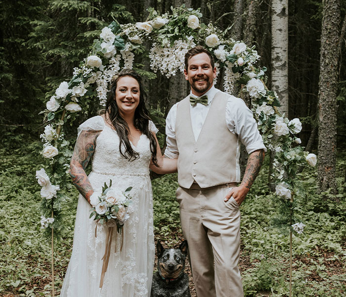 Dog Goes Viral For Photobombing Its Owners’ Wedding Picture, Others Share Their Own Pics Dog Goes Viral For Photobombing Its Owners’ Wedding Picture, Others Share Their Own Pics