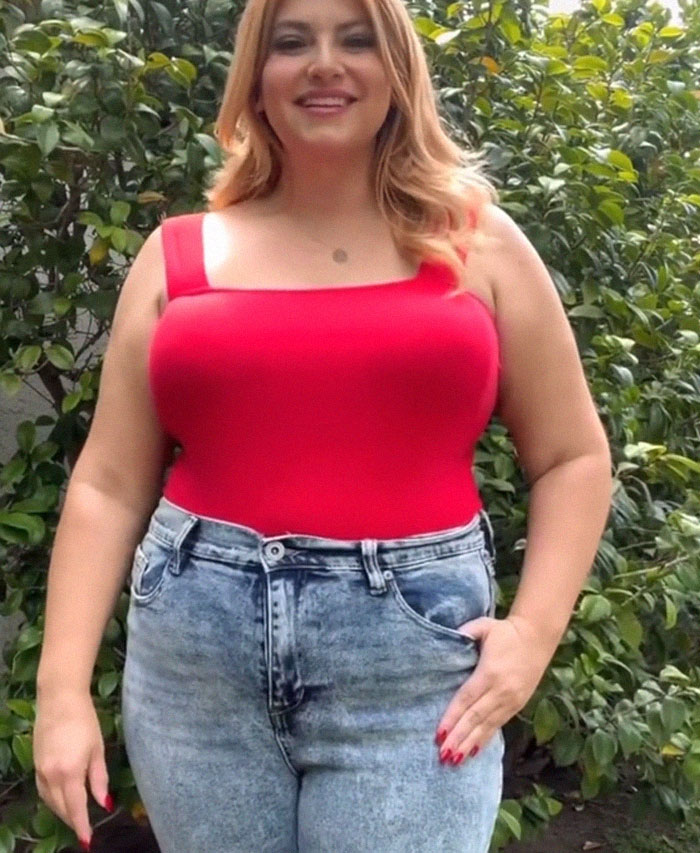 Woman Calls Out "Millennial Poses" That People Need To Stop Doing For Photos Woman Calls Out "Millennial Poses" That People Need To Stop Doing For Photos