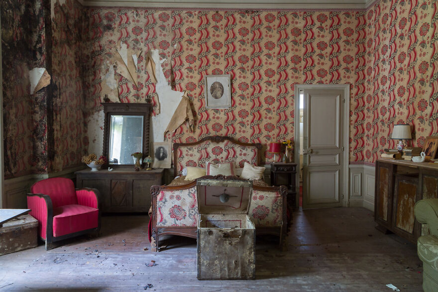 I Found A Historic Abandoned Castle In France With Everything Left Behind (17 Pics) I Found A Historic Abandoned Castle In France With Everything Left Behind (17 Pics)