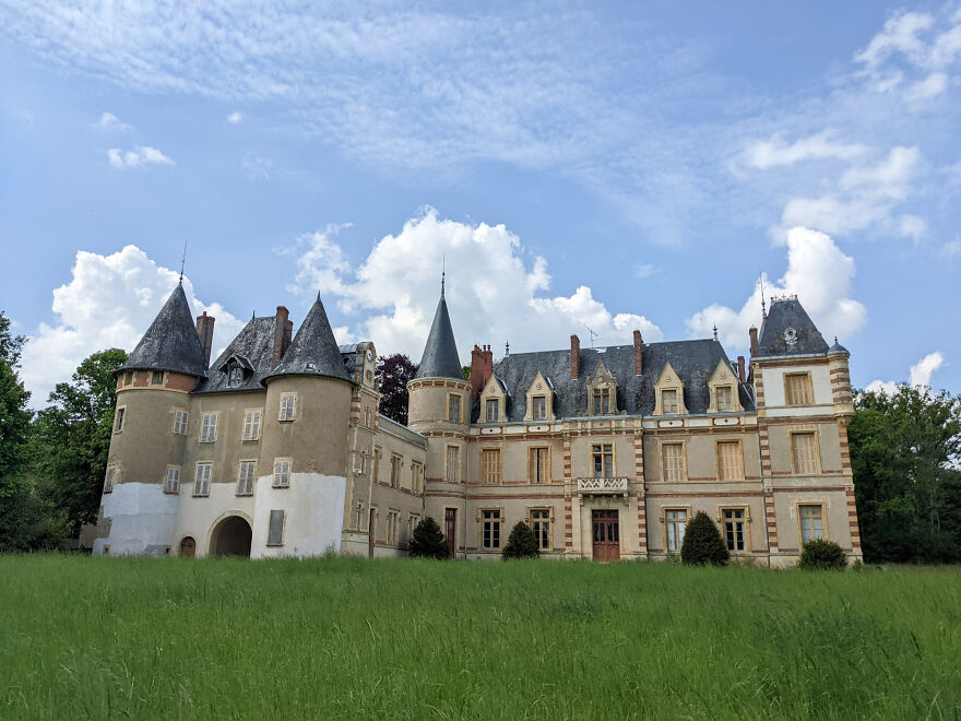 Encontré un castillo histórico abandonado en Francia, donde dejaron todo atrás (17 fotos)
