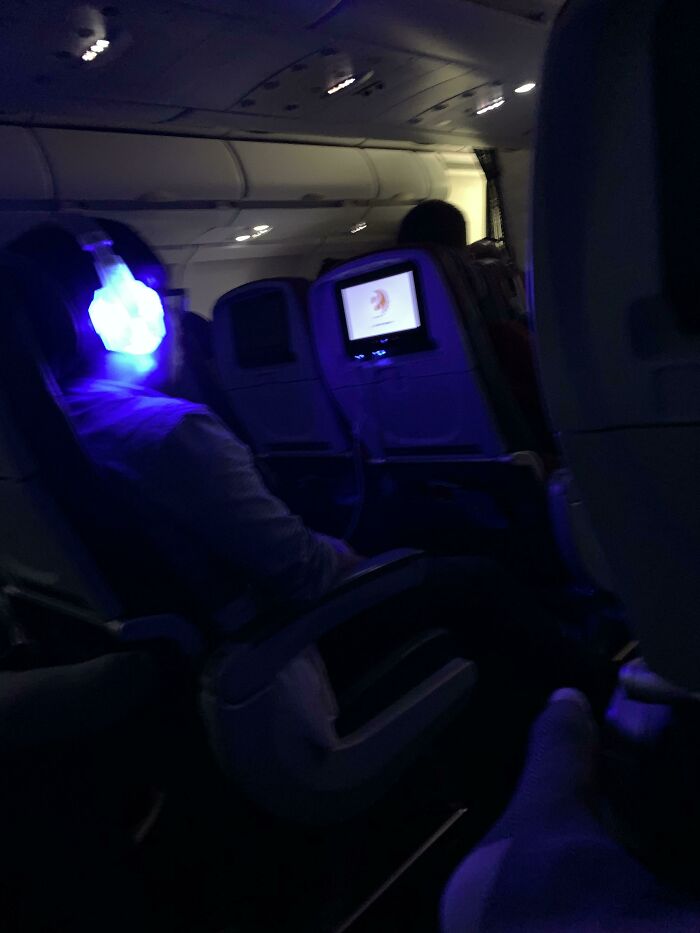 Este tipo en mi vuelo de 9 horas simplemente conectó sus audífonos "geniales" en cuanto se apagaron las luces (11:30PM)