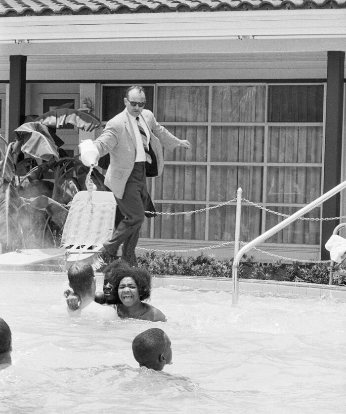 El gerente del motel James Brock vierte ácido muriático en la piscina del Monson Motor Lodge, para sacar a los nadadores negros de la piscina. 18 de junio de 1964