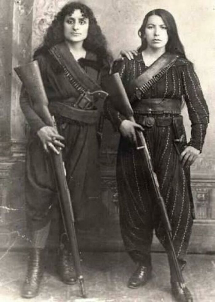Dos contramilicianas armenias que luchan contra el genocidio armenio perpetrado por los turcos otomanos. 1915