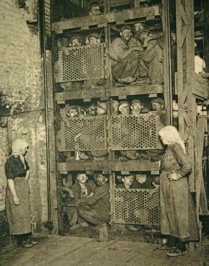 Mineros belgas hacinados en el ascensor de una mina de carbón, subiendo después de un día de trabajo, alrededor de 1900