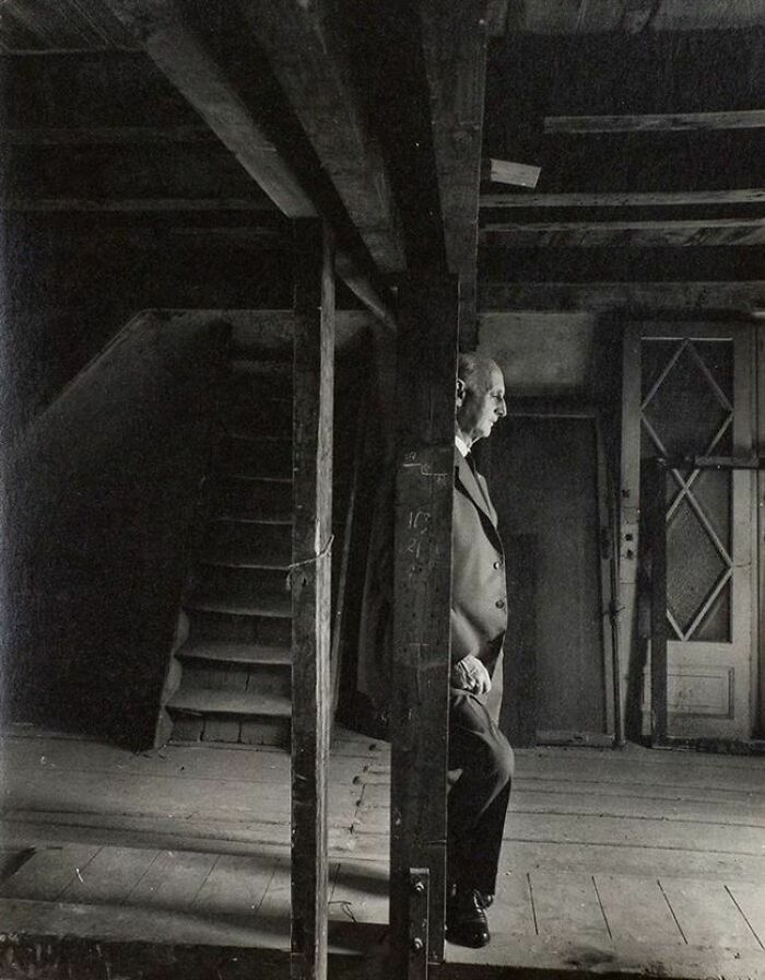 Otto, el padre de Ana Frank, vuelve a visitar el ático donde se escondían de los nazis. Fue el único miembro de la familia que sobrevivió (1960)