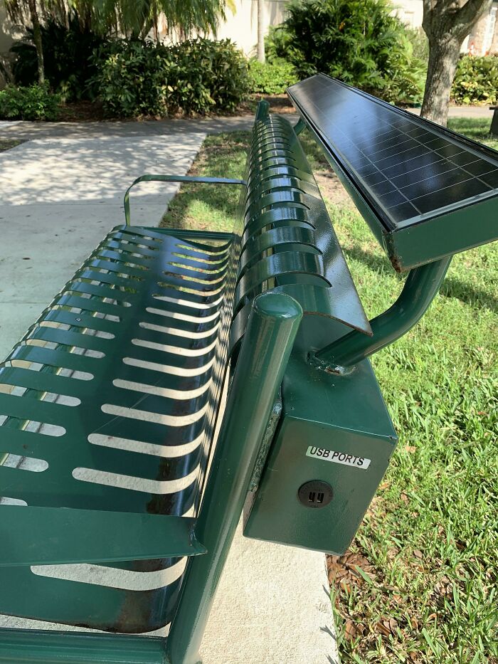 Banca solar con puertos de carga USB en un parque