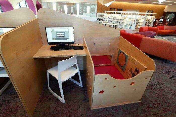 Cubículo de la biblioteca para padres e hijos, para que puedas investigar y mantener ocupado a tu pequeño. Biblioteca de Fairfield, Virginia, EE.UU.