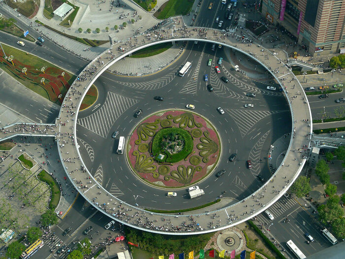 Pasarela circular sobre rotonda, Shanghai