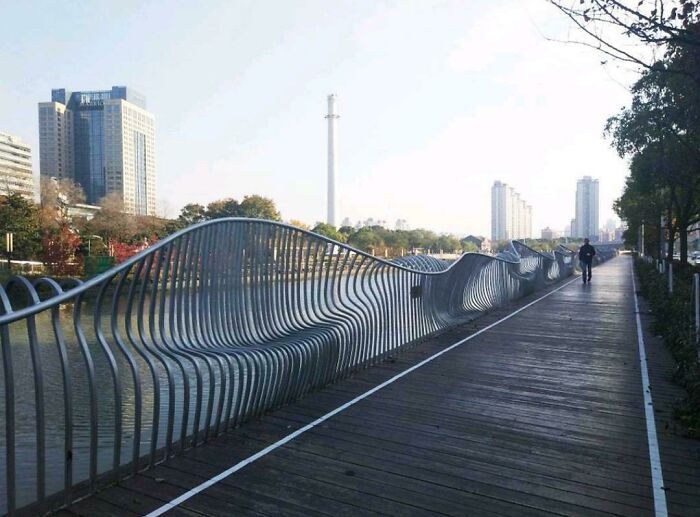 Un puente que proporciona una banca en las vallas de Shanghái