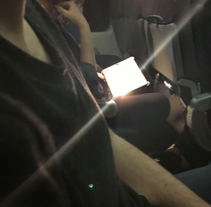 This Woman Turned On Her Overhead Light To See Her iPad Better And Shined It Directly At Me For The Remainder Of The Flight