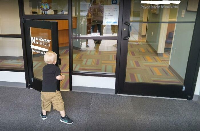 Mini puerta en la consulta del médico del niño, ¡qué buena idea!