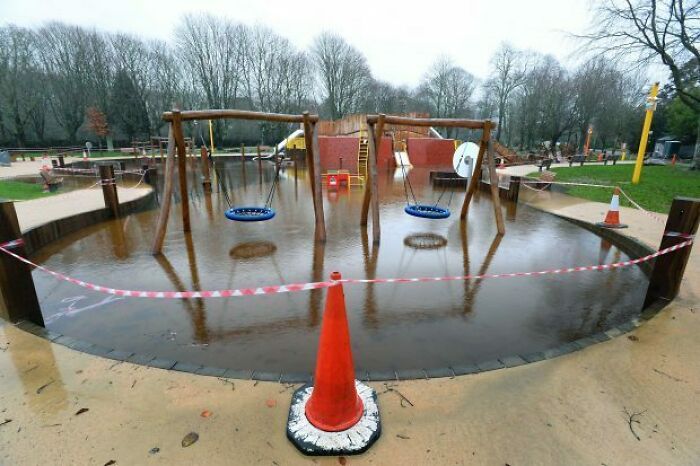 Este parque infantil está construido en un agujero y se llena de agua cuando llueve