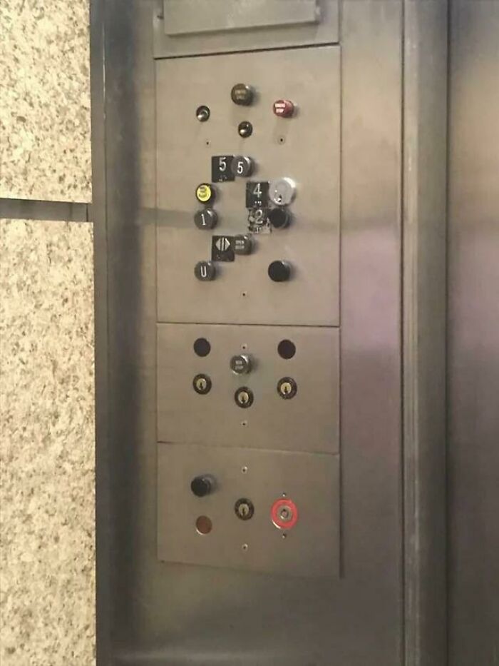 Ya has visto diseños de botones de ascensor cutres. Prepárate para el diseño de botones de ascensor más cutre que jamás hayas visto