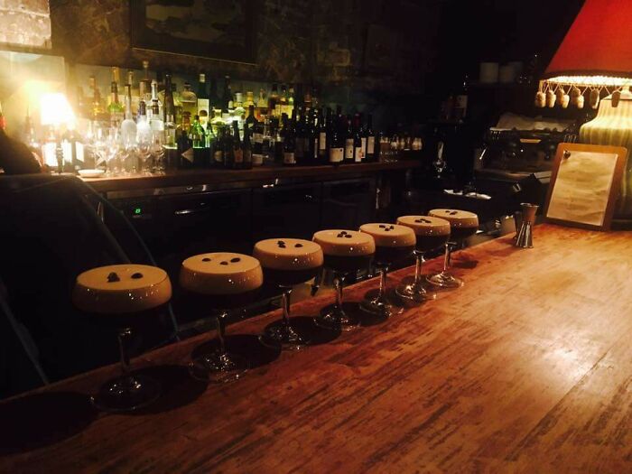 Estos Martinis Espresso parecen taburetes de un bar