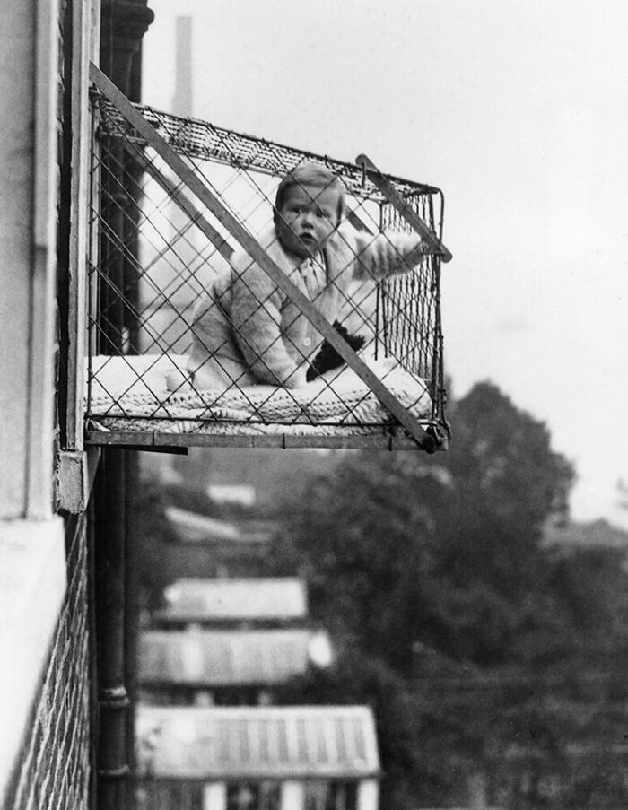 Este diseño de la década de 1930 te permitía dejar a un tu bebé en una jaula al costado de un edificio