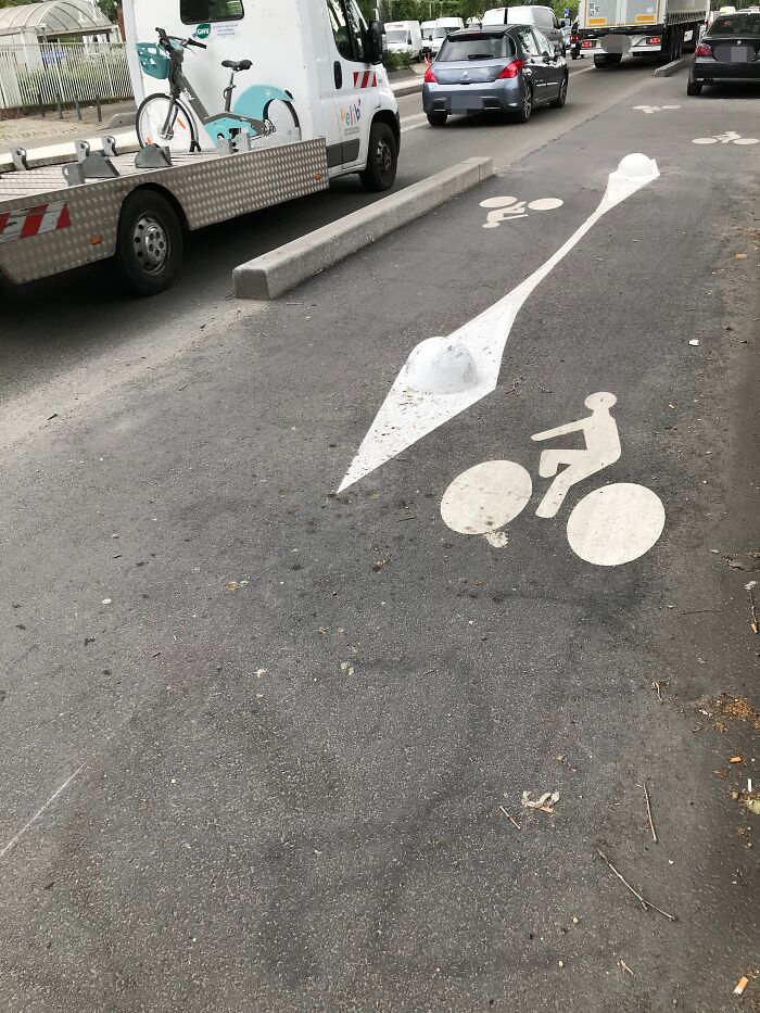 Estos obstáculos del carril para bicicletas son casi invisibles
