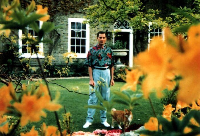 28 de Agosto de 1991: una de las últimas fotos conocidas de Freddie Mercury en el jardín trasero de su casa en Londres, tomada por su pareja Jim Hutton