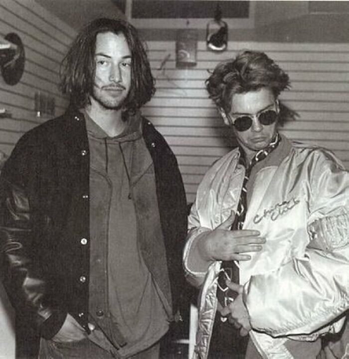 31 de diciembre de 1991:River Phoenix celebrando Nochevieja con Keanu Reeves y más amigos en el backstage de un concierto de RHCP, Nirvana y Pearl Jam