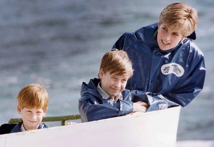 October 26, 1991. Princess Diana Enjoys A Ride On The Maid Of Mist In Niagara Falls With Her Sons Harry And William
