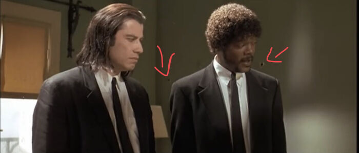 En Pulp Fiction puedes ver los agujeros de bala en la pared incluso antes de que el tipo salga del baño, ¡disparando!