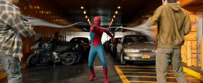 En Spiderman Homecoming (2017), el ferry de Staten Island aparece con coches y motos en su cubierta inferior. Sin embargo, desde el 11 de septiembre de 2001 no se permite la entrada de vehículos en el ferry por miedo al terrorismo, y desde entonces no se permite debido al coste de la seguridad que se necesitaría