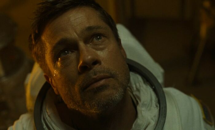 Ad Astra (2019) Brad Pitt habla con su padre en gravedad cero y una lágrima rueda por su mejilla como si estuviera en un ambiente de gravedad