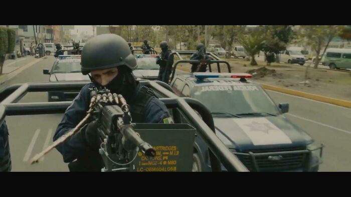 In Sicario (2015), The Bullet Chain Is Laying Over The Lmg On The Other Side And Just Swaying In The Air Instead Of Being On The Opposite Side And In The Ammo Box