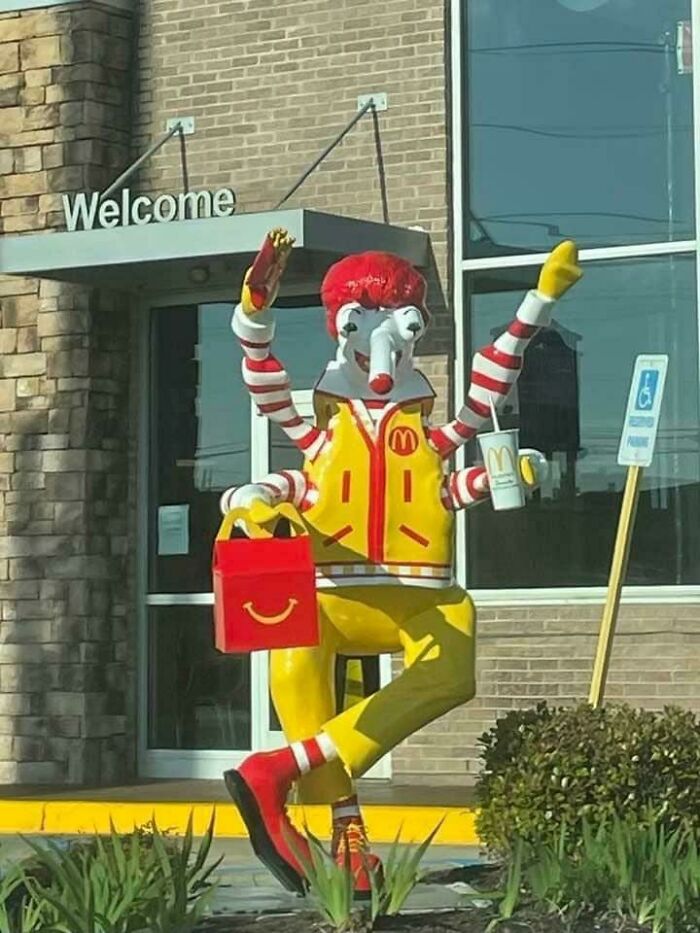 La estatua de Ronald McDonald frente al McDonald's de mi ciudad