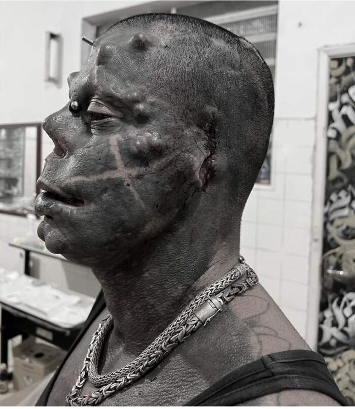 El brasileño conocido como "Diabão", famoso por hacerse numerosas cirugías para parecerse al diablo, celebra el fin del uso obligatorio de la mascarilla quitándose completamente las orejas
