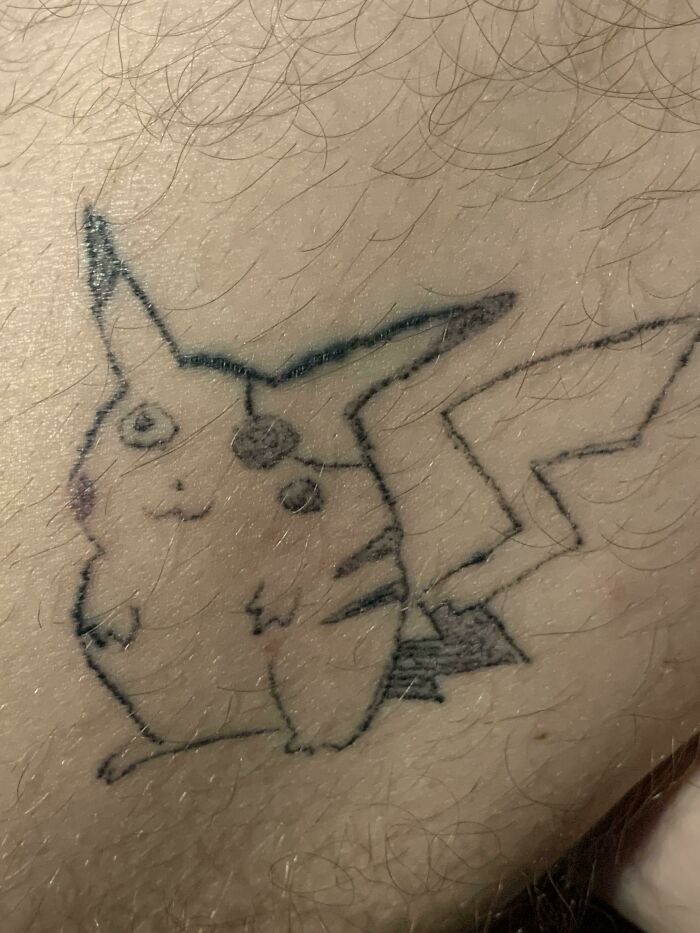 El terrible tatuaje de Pikachu que me hice. Se equivocaron en el ojo izquierdo, así que les dije que le pusieran un parche allí