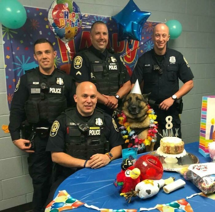 La policía de mi ciudad le hizo una fiesta de cumpleaños a este valiente oficial. ¡Feliz cumpleaños, Max!