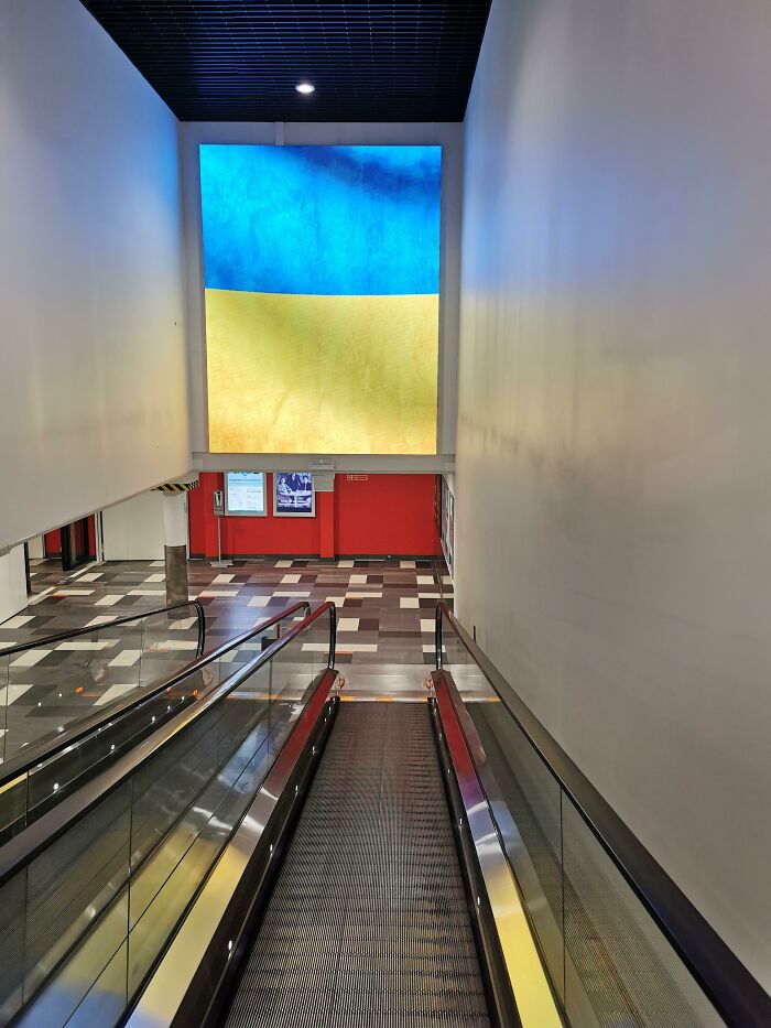 Local Mall Stopped Showing Ads On All Their Screens, Instead Showing Ukrainian Flag