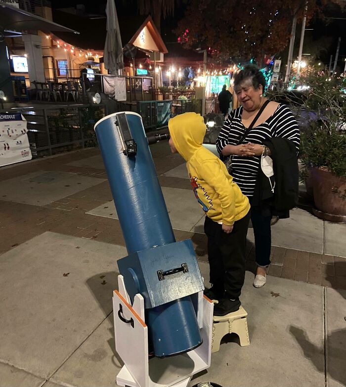 Para promover el programa Artemis de la NASA, instalo regularmente mi telescopio en las esquinas de las calles más concurridas para mostrar la Luna a los transeúntes