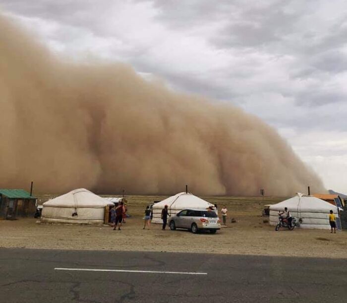 Una enorme tormenta de arena (Elsen Shuurga) en Mongolia. Un día más en la estepa
