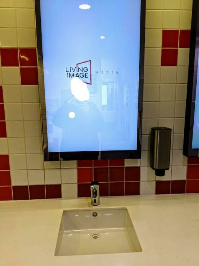 Han sustituido la mitad de los espejos de los baños de mi centro comercial por paneles publicitarios