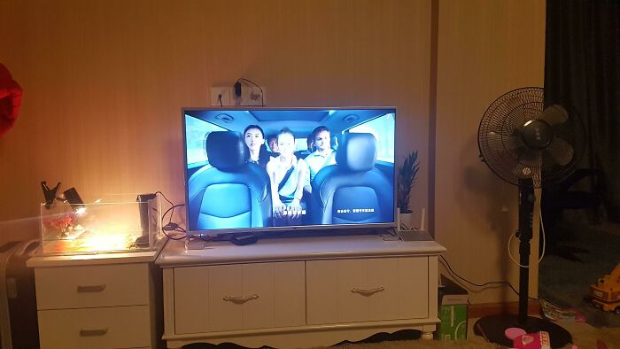 Mi "Smart TV" china reproduce un anuncio de 15 segundos de Chevrolete cada vez que la enciendo