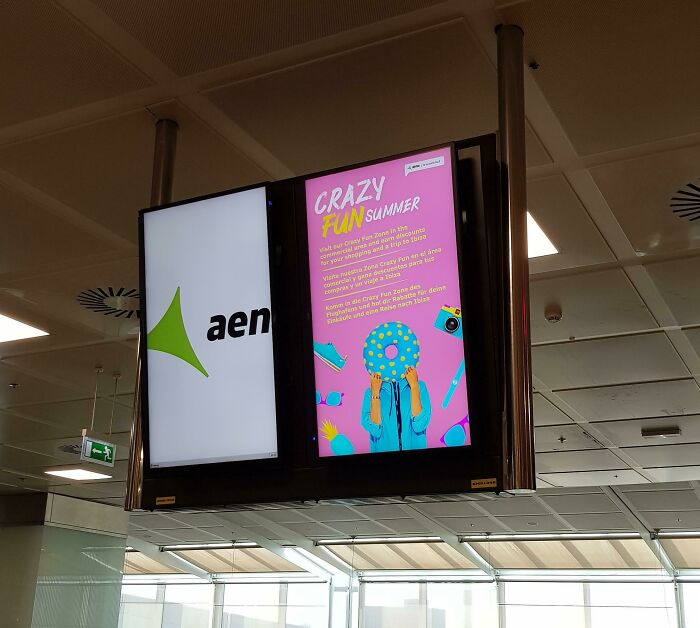 El aeropuerto de Tenerife muestra anuncios en las pantallas de información de vuelos cada pocos minutos (durante al menos un minuto), así que si tienes mala suerte tienes que esperar antes de saber a qué puerta ir