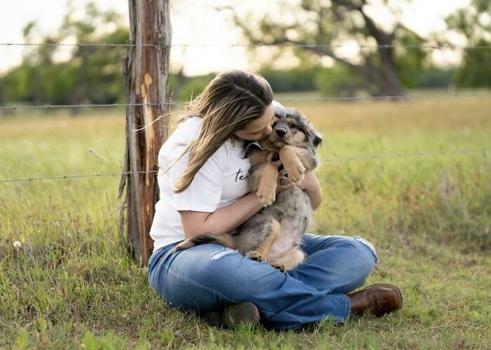 Me agredieron el pasado mes de mayo e intenté quitarme la vida en noviembre tras perder a un amigo cercano. Hace unas semanas me hice mis fotos de graduación con mi perro de servicio de TEPT en entrenamiento