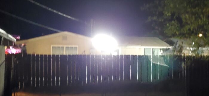 La luz de "seguridad" de un vecino que mantienen encendida las 24 horas del día