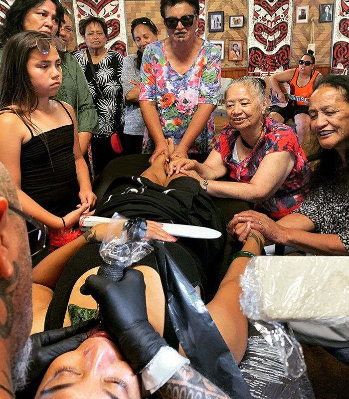 New Zealand Newscaster Claps Back At Man Constantly Complaining To Her News Station About Her Māori Face Tattoo New Zealand Newscaster Claps Back At Man Constantly Complaining To Her News Station About Her Māori Face Tattoo