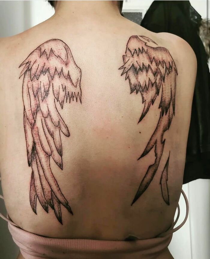 Nunca he visto un tatuaje de alas en la espalda que me guste. Pero este... este lo odio aún más que los otros