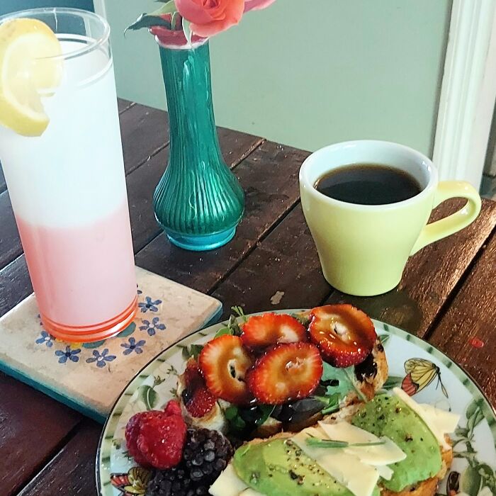 Grilled French Bread With Sliced Avocado, Bourbon Bellivantino, Spicy Microgreens ( Mostly Spinach, Kale And Chard From My Garden), And Balsamic Glazed Strawberries. Fresh Blackberries, Lemon-Hibiscus Tea And A Cup Of Guatemalan Pour Over Straight Up. Summertime Breakfast-Brunch