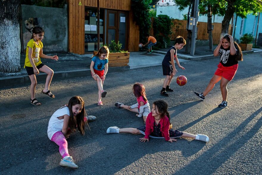 Meet Maciej Dakowicz's Breathtaking Street Photographs