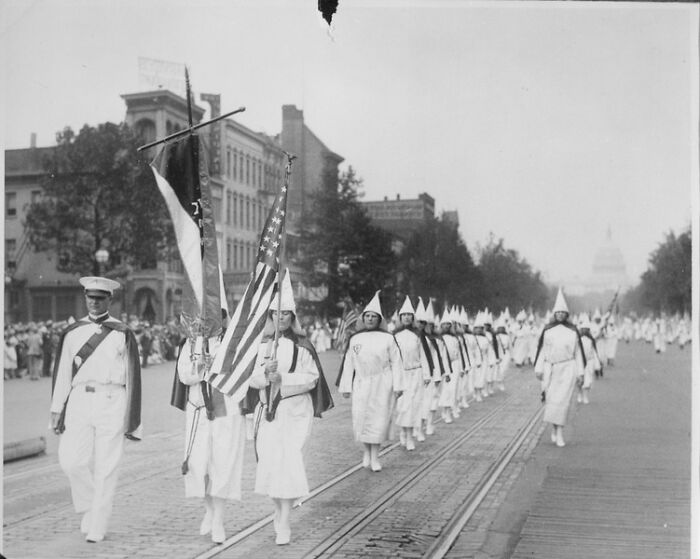 El Ku Klux Klan desfilando por la Avenida Pennsylvania, 1928