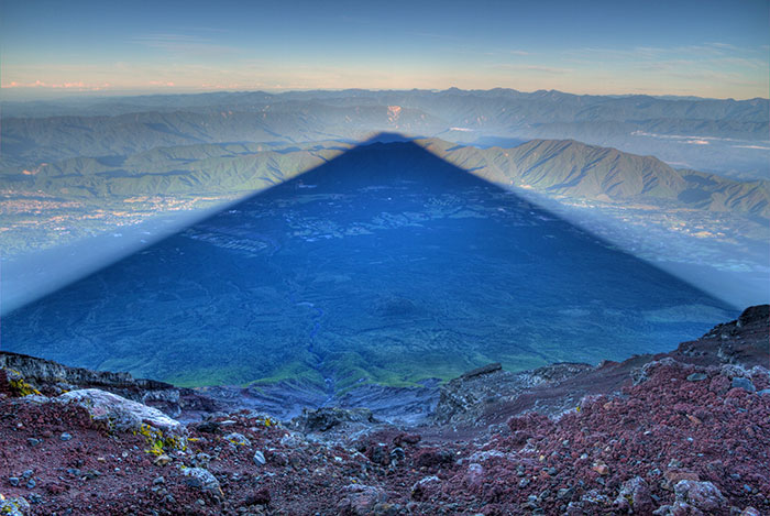 La sombra de 24 kilómetros del Monte Fuji en Japón