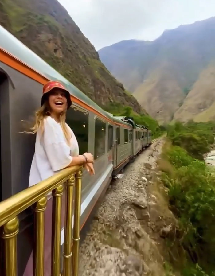 Un tren a Machu Picchu que tiene un balcón