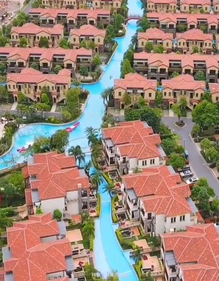 Todas estas casas están conectadas por una piscina gigante