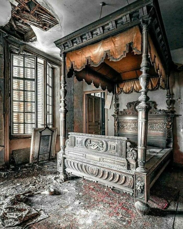 A Forgotten Masterpiece In An Abandoned Mansion
