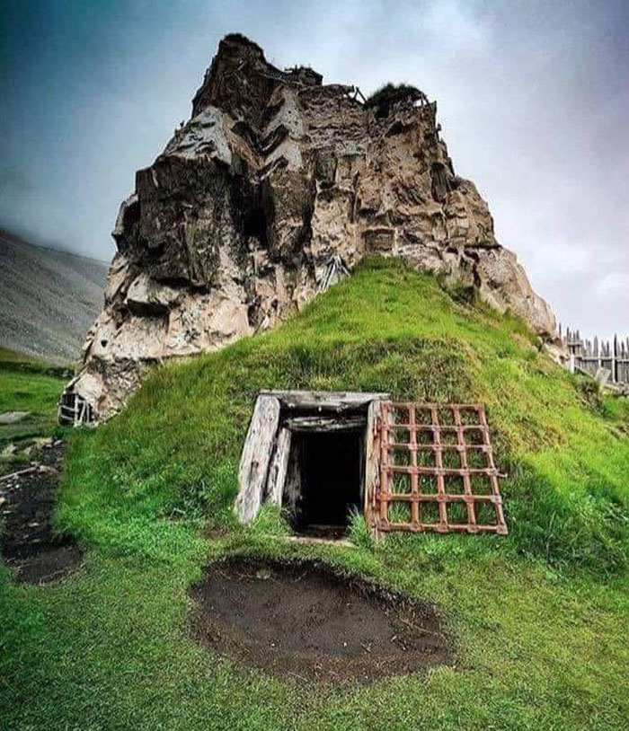 Túnel vikingo abandonado en Höfn, Islandia